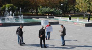 Boşanmak isteyen şahıstan tek kişilik eylem