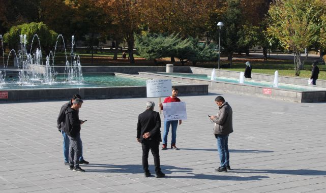 Boşanmak isteyen şahıstan tek kişilik eylem