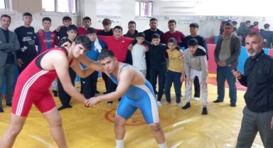 Develi’de liselerarası güreş müsabakaları yapıldı