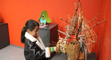 Doğada bulduğu ahşap parçalarını kuş evini çevirdi