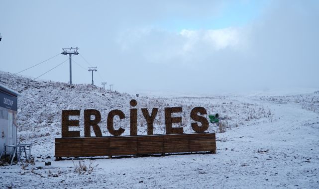 Erciyes'te kar yağışı, dağ beyaza büründü
