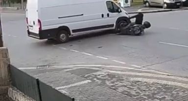 Hızla giden otomobil, kamyonun arkasına böyle girdi