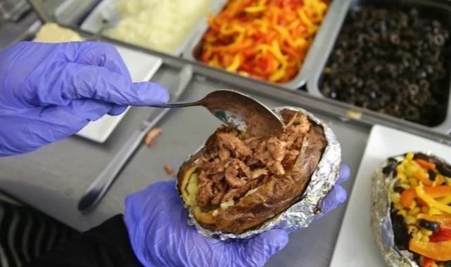 İstanbul’daki Aile Tatili Kabusa Döndü: Midye ve Kumpir Sonrası Anne ve İki Çocuk Hayatını Kaybetti