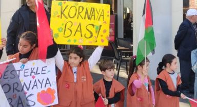 Kayseri Cumhuriyet Meydanı'nda İsrail Protestosu: Starbucks Boykot Edildi