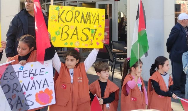 Kayseri Cumhuriyet Meydanı'nda İsrail Protestosu: Starbucks Boykot Edildi