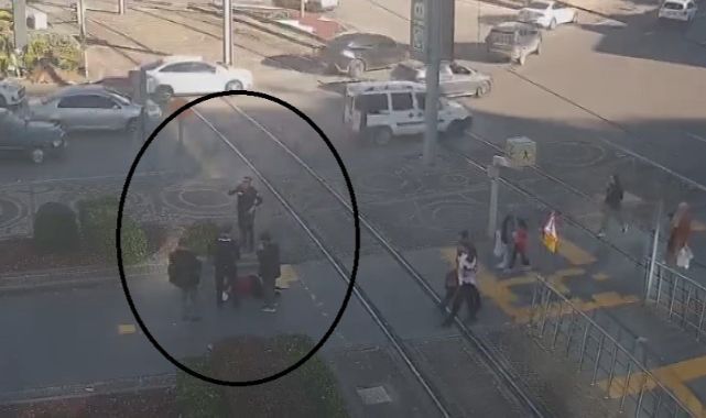 Kayseri'de İnsanlık Dersi: Fenalaşan Kadının İmdadına Yetişen Polisler Montlarını Üstüne Örttü