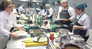 KAYÜ Develi'de lezzet köprüsü: Aşçılık öğrencileri dünya mutfaklarını yöresel Gacer ile buluşturdu