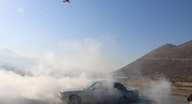 Model uçaklarla klasik otomobiller aynı pistte buluştu