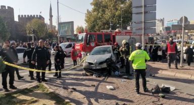 Otomobil ışıkta bekleyen yayaların arasına daldı: 5 yaralı