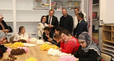 Özel kız öğrencilerinin el emeği atkıları, sevgi evlerindeki çocukları ısıttı