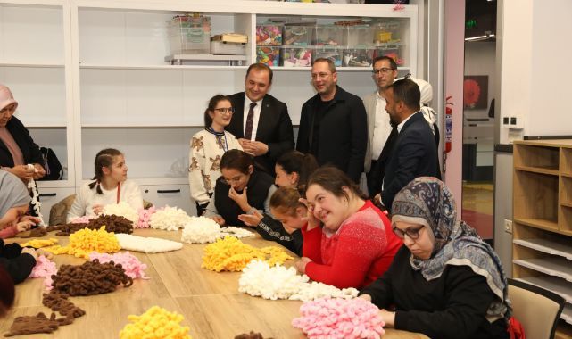 Özel kız öğrencilerinin el emeği atkıları, sevgi evlerindeki çocukları ısıttı