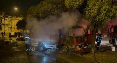 Park halinde alev alan kamyon hareket etti