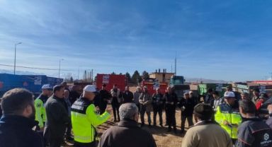 Pınarbaşı'nda traktörlere reflektör dağıtıldı