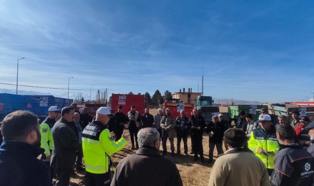 Pınarbaşı'nda traktörlere reflektör dağıtıldı