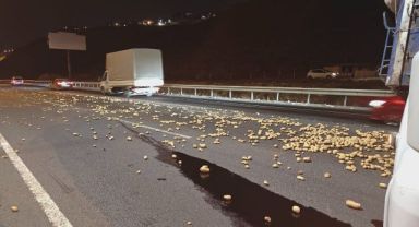 Rampa aşağı inen tır makasladı, onlarca kilo patates yola saçıldı