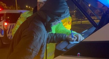 Seyir halindeyken uyuyan sürücü, kaza sonrası da uyumaya devam etti