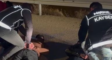 Uyuşturucu tacirlerinin aracından 1 kilo uyuşturucu çıktı