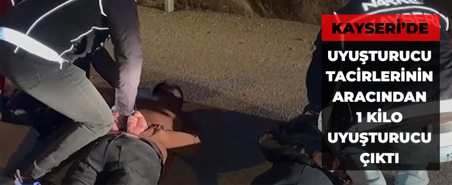 Uyuşturucu tacirlerinin aracından 1 kilo uyuşturucu çıktı