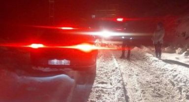 Bağ evine gitmek isterken mahsur kalan 2 şahsın yardımına polis yetişti