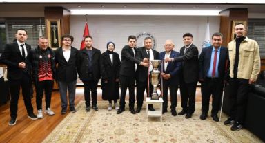 Başkan Büyükkılıç’a Sesi Görenler 1. Ligi’nde kazanılan şampiyonluk kupası takdim edildi