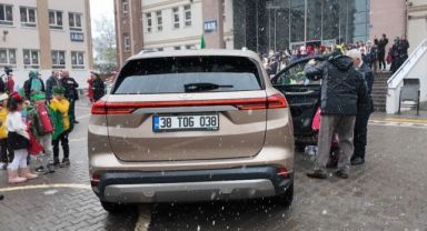 Başkan Büyükkılıç'ın Togg'u, Yerli Malı Haftası'nda öğrencilerle buluştu