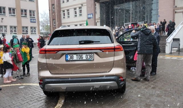 Başkan Büyükkılıç'ın Togg'u, Yerli Malı Haftası'nda öğrencilerle buluştu