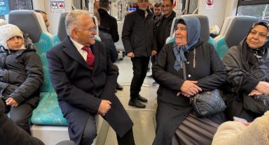 Başkan Büyükkılıç tramvaya bindi, yolcularla sohbet etti