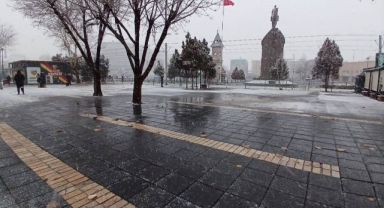 Cumhuriyet Meydanı Nefes Alıyor: Kafeler Yıkıldı, Tarih Gün Yüzüne Çıktı!