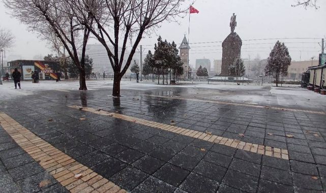 Cumhuriyet Meydanı Nefes Alıyor: Kafeler Yıkıldı, Tarih Gün Yüzüne Çıktı!