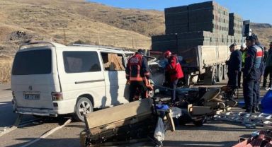 En acı cenaze: Trafik kazasında hayatını kaybeden anne, oğlu ve kızı yan yana son yolculuğuna uğurlandı