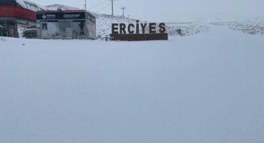 Erciyes güne beyaz örtüyle uyandı