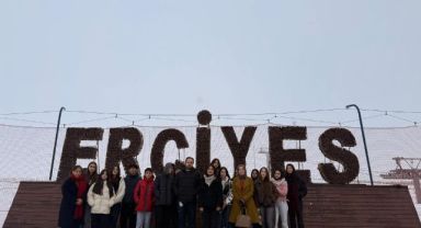 Erciyes'in zirvesinde öğrencilere yönelik 'Uluslararası Dağlar Günü' etkinliği