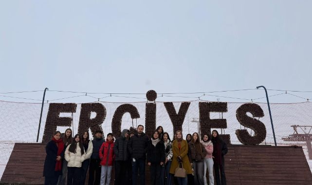 Erciyes'in zirvesinde öğrencilere yönelik 'Uluslararası Dağlar Günü' etkinliği