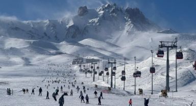 Erciyes'te hafta sonu pistler kayak severlerle doldu