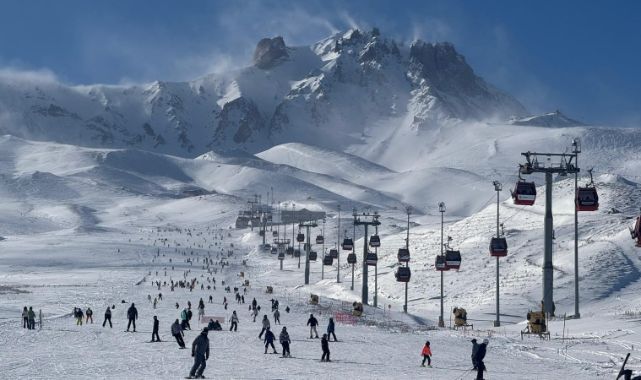 Erciyes'te hafta sonu pistler kayak severlerle doldu