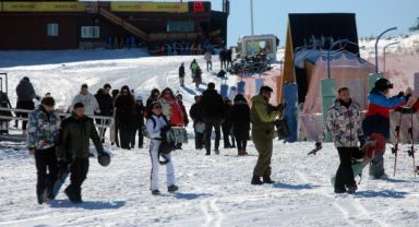 Erciyes'te kayak sezonu açıldı, kayakseverler pistlere akın etti