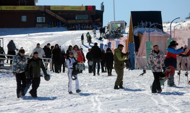 Erciyes'te kayak sezonu açıldı, kayakseverler pistlere akın etti