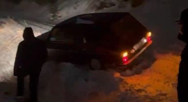 Erciyes Yolunda Can Pazarı: Kara Saplanan Araçtaki 3 Kişi Donmaktan Kurtarıldı!