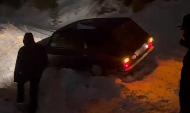 Erciyes Yolunda Can Pazarı: Kara Saplanan Araçtaki 3 Kişi Donmaktan Kurtarıldı!
