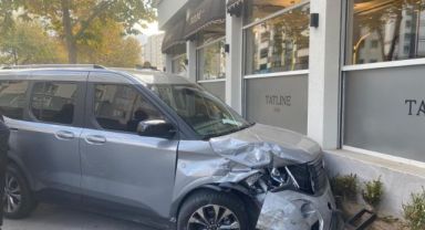 Hafif ticari araçla jeep çarpıştı