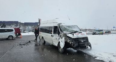 İşçi servisi tıra çarptı: 11 yaralı