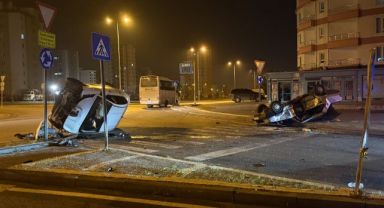 Kavşaktaki kazada otomobillerden biri yan yattı, diğeri takla attı: 2 yaralı