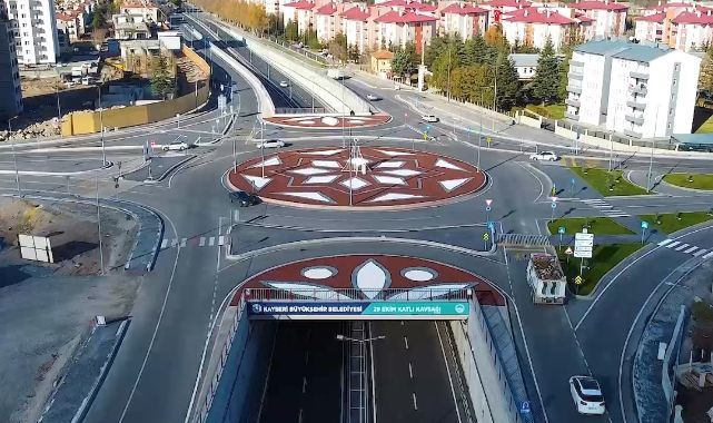 Kayseri Büyükşehir, kavşak peyzajı ile kentin vitrinine renk ve estetik katıyor