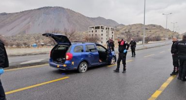 Kayseri'de 3 polis aracına çarparak kaçan şüpheli araç lastiklerine ateş edilerek yakalandı
