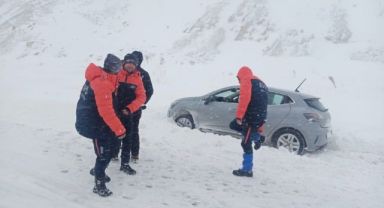 Kayseri'de AFAD ekipleri mahsur kalan araçlara yardıma koştu