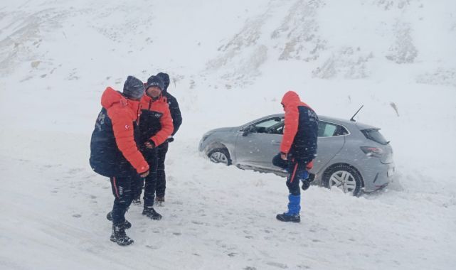 Kayseri'de AFAD ekipleri mahsur kalan araçlara yardıma koştu