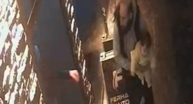 Kayseri’de esnaf, boğazına şeker kaçan bebeği heimlich manevrasıyla kurtardı... O anlar kamerada