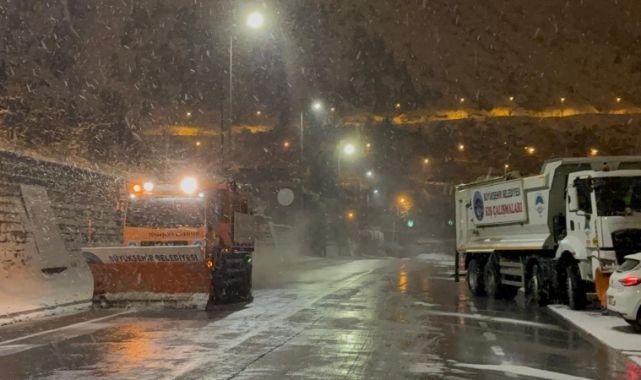 Kayseri'de gece saatlerinde başlayan kar yağışı kenti beyaza bürüdü