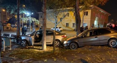 Kaza yapan otomobiller cami bahçesine girdi