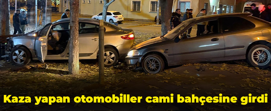Kaza yapan otomobiller cami bahçesine girdi